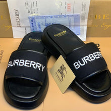 Cargar imagen en el visor de la galería, SANDALIA BURB3RRY NEGRO BLANCO

