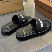 Cargar imagen en el visor de la galería, SANDALIA BURB3RRY NEGRO BLANCO
